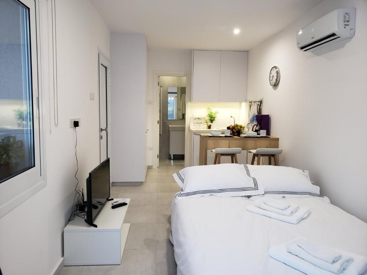 Modern & Cozy Studio W/ Backyard Near City Center Лимасол Экстерьер фото