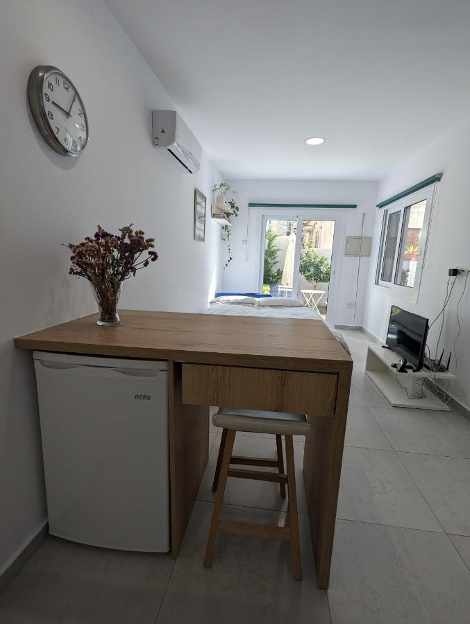 Modern & Cozy Studio W/ Backyard Near City Center Лимасол Экстерьер фото